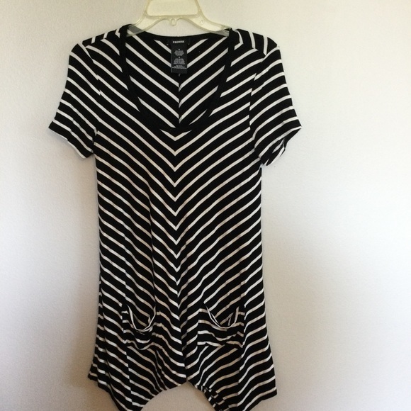 Premise Dresses & Skirts - Premise Black & White Short Sleeve Shark Tooth Hem Dress Size Small